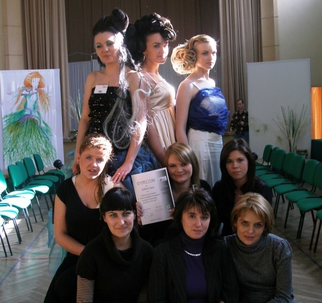 Nagrodzona fryzura (na górze w środku), poniżej jej autorka  z dyplomem.