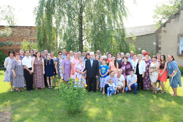 Jubilaci Bernadeta i Michał Grabowscy w otoczeniu rodziny. To bardzo zgrana rodzina, kochająca się. Radością małżonków są oczywiście wnuki. To one sprawiają im teraz największą satysfakcję