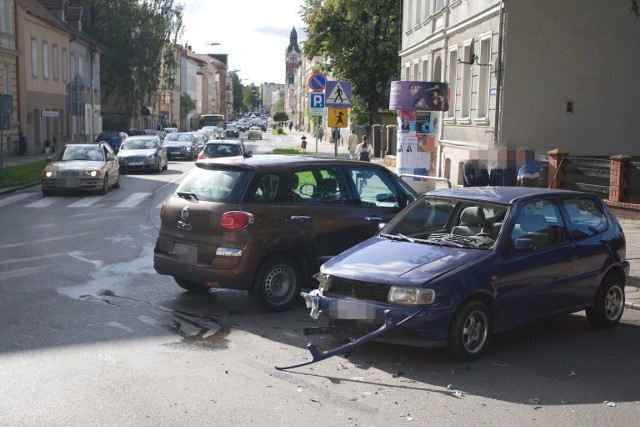 W czwartek (19 września) o godzinie 15. doszło do kolizji na skrzyżowaniu ulicy Armii Krajowej z H. Pobożnego w Słupsku.Kierująca fiatem 500 L wymusiła pierwszeństwo prawidłowo jadącemu ulicą Armii Krajowej kierowcy osobowego volkswagen polo. Żaden z uczestnik&oacute;w stłuczki nie ucierpiał. &lt;script async defer class=&quot;XlinkEmbedScript&quot; data-width=&quot;640&quot; data-height=&quot;360&quot; data-url=&quot;//get.x-link.pl/b2bafd73-2cfd-9840-c611-6bca71356b34,79994d69-3800-fa31-1822-6cbd3eed385d,embed.html&quot; type=&quot;application/javascript&quot; src=&quot;//prodxnews1blob.blob.core.windows.net/cdn/js/xlink-i.js?v1&quot;&gt;&lt;/script&gt;&lt;iframe src=&quot;https://www.google.com/maps/embed?pb=!1m14!1m12!1m3!1d956.7071335505577!2d17.038758256212848!3d54.46788414560814!2m3!1f0!2f0!3f0!3m2!1i1024!2i768!4f13.1!5e0!3m2!1spl!2spl!4v1568899445849!5m2!1spl!2spl&quot; width=&quot;600&quot; height=&quot;450&quot; frameborder=&quot;0&quot; style=&quot;border:0;&quot; allowfullscreen=&quot;&quot;&gt;&lt;/iframe&gt;