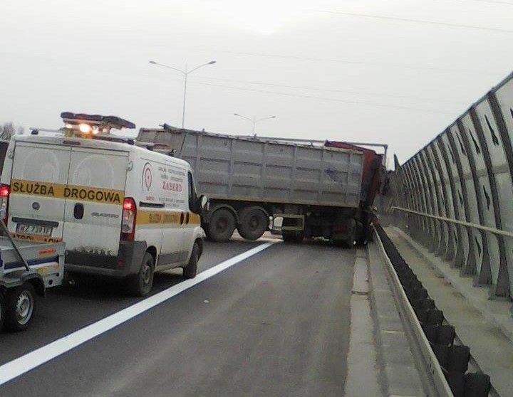 Wypadek na AOW. Ciężarówka zderzyła się z autem osobowym. Droga była zablokowana 