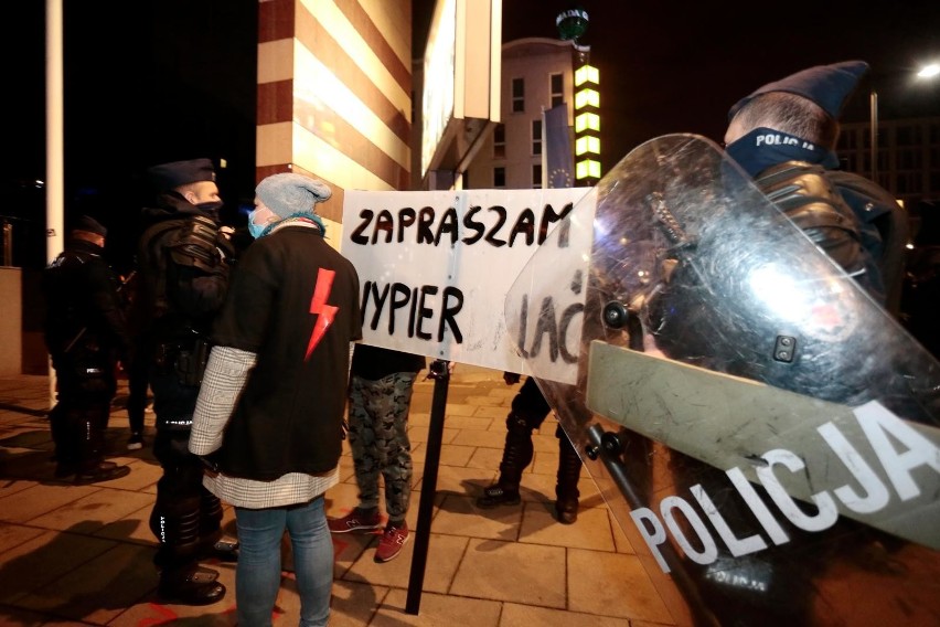 - Uważam, że użycie gazu wobec demonstracji kobiet i...