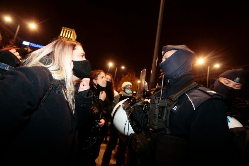 - Uważam, że użycie gazu wobec demonstracji kobiet i...