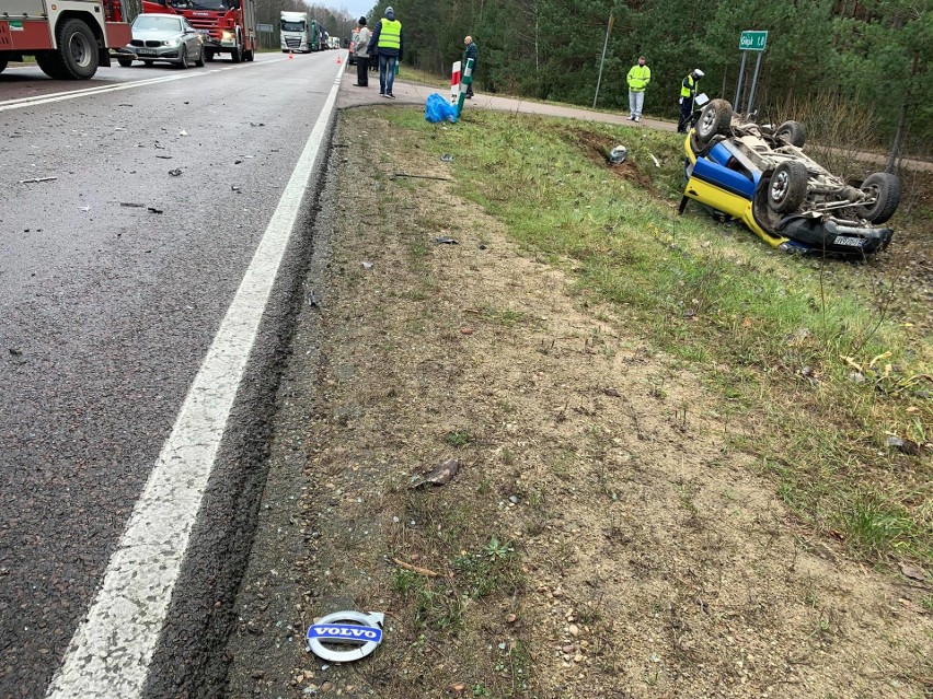 Zarzeczany. Wypadek na DK 65. Zderzenie nissana z volvo. Dwie osoby trafiły do szpitala [ZDJĘCIA]