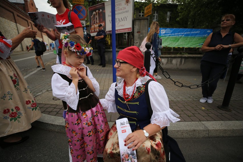 Pielgrzymka kobiet i dziewcząt do Piekar. Prosiły Matkę Boską o zdrowie dla siebie i rodziny ZDJĘCIA