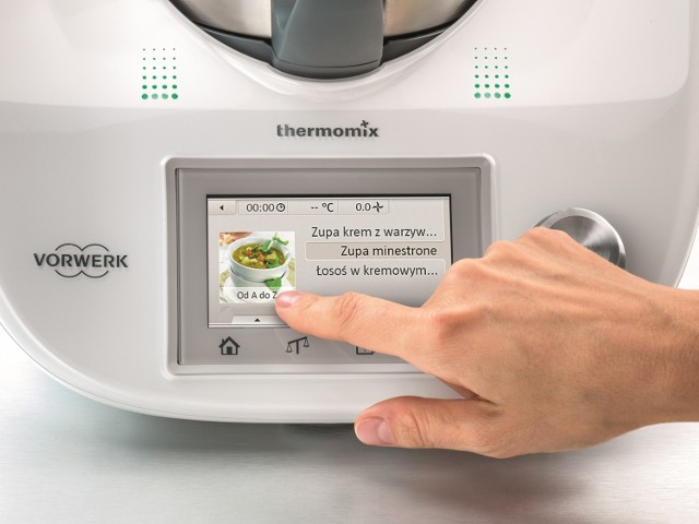 Thermomix z dotykowym ekranemEkran dotykowy i jedno pokrętło umożliwiają intuicyjną obsługę urządzenia przez dotknięcie palcem. Urządzenie wyposażone jest w mechanizm blokujący, automatycznie zamykający pokrywę urządzenia po włączeniu.