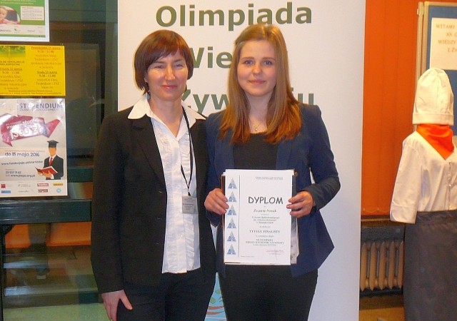 Zuzanna Nowak wraz z opiekunką Grażyną Senderowską po wręczeniu nagród i dyplomów finalistom etapu centralnego olimpiady.
