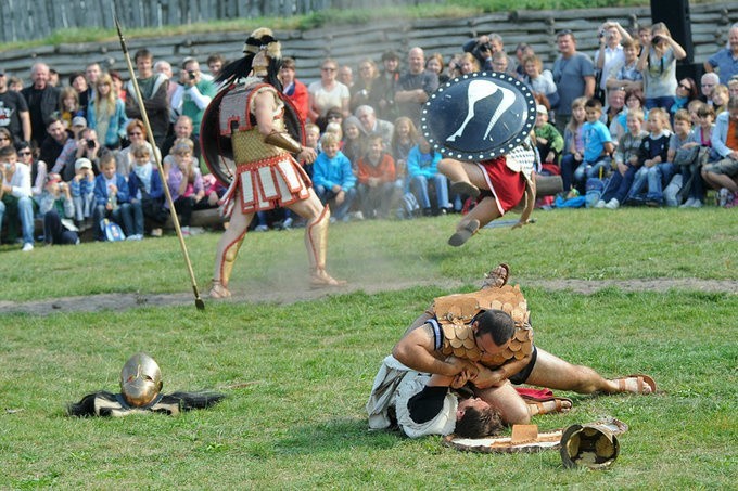 W Biskupinie jest kolorowo i antycznie