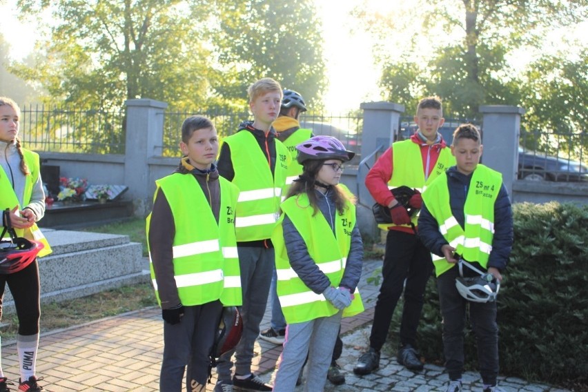 Wyprawa rowerowa uczniów z "czwórki" w Brzeszczach po miejscach pamięci II wojny światowej. To była niecodzienna lekcja historii [ZDJĘCIA]