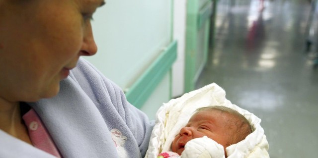 RZESZÓW, godz. 00.02. Dominik Błażej urodził się 1 stycznia dwie minuty po północy w rzeszowskim szpitalu. - To był niezapomniany sylwester. Skurcze porodowe zaczęły mi dokuczać ok. godz. 21. Od razu pojechaliśmy do szpitala. Poród przebiegł szybko i bez powikłań. Syn urodził się siłami natury &#8211; opowiada pani Beata, tuląc synka, który w chwili narodzin ważył 3770 g i miał 59 cm długości. Maleńki Dominik ma dwóch starszych braci.