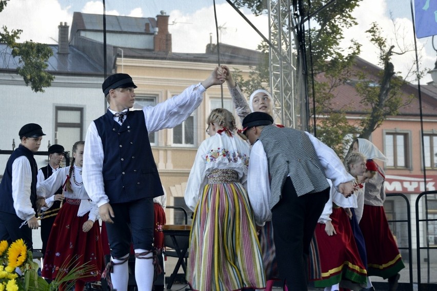 Biecz. Święto Dzieci Gór zagościło na bieckim rynku. Mali artyści roztańczyli miasto [ZDJĘCIA]