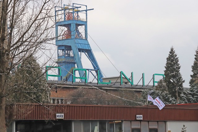 Do tragicznego wypadku doszło 665 metrów pod ziemią w kopalni Mysłowice-Wesoła. Na konferencji prasowej poinformowano, że dwóch górników zginęło, a dwóch innych zostało rannych. Zobacz kolejne zdjęcia. Przesuwaj zdjęcia w prawo - naciśnij strzałkę lub przycisk NASTĘPNE >>>