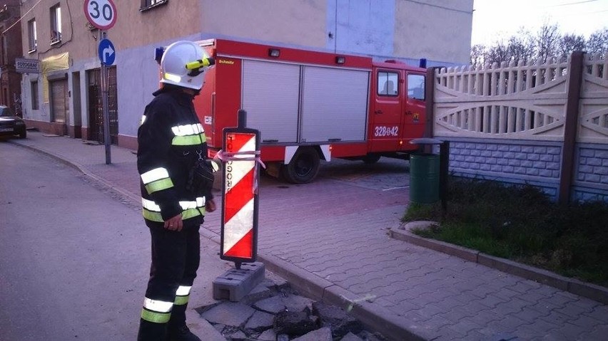 Karetka pogotowia wpadła do rowu w Katowicach