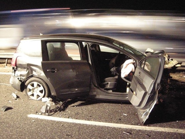 Wypadek na autostradzie A4. Dwaj mężczyźni trafili do szpitala.