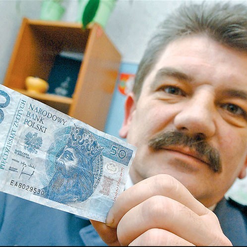 &#8211; Tak wygląda jeden z fałszywych banknotów &#8211; mówi Krzysztof Mojsym. &#8211; Tylko na pierwszy rzut oka nie różni się od autentycznych. Podstawowa różnica &#8211; nie ma na nim znaków wodnych.