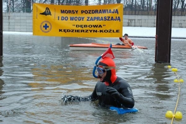 Kedzierzyn-KoLle. Jedenastu śmialków plywalo w sobote w lodowatej rzece Klodnicy. Pokonali ponad 7 kilometrów. Fot. Daniel Polak.