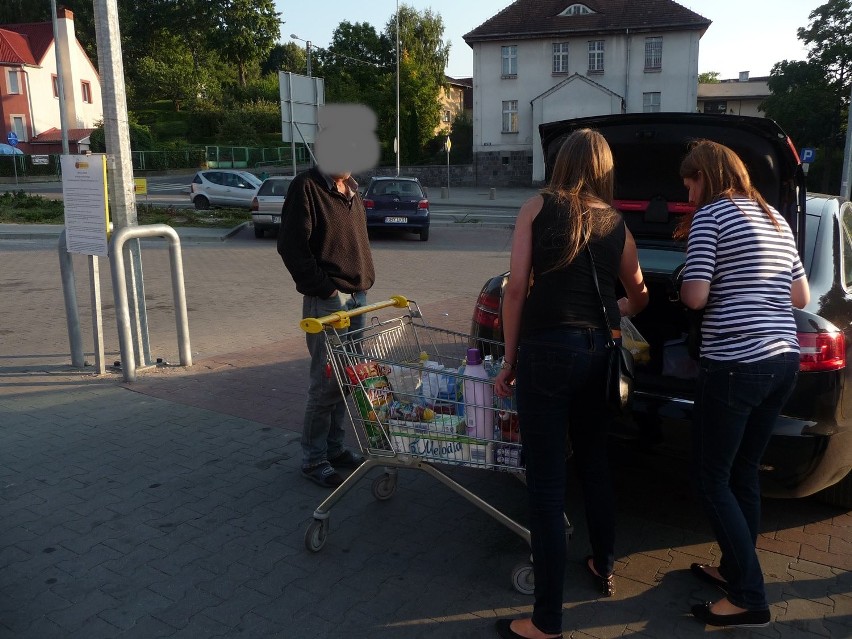 Bezdomni przy bytowskiej Biedronce