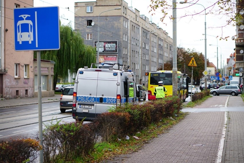 Wrocław: Wypadek na Hubskiej. Autobus potrącił na przejściu kobietę