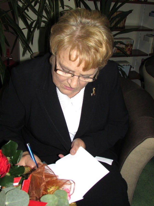 Wieczór autorski Barbary Kasicy-KołomyjskiejPoetka  dawała dedykacje.