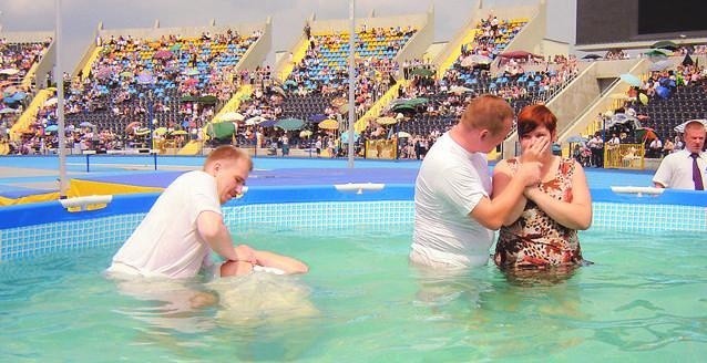 Świadkowie Jehowy biorą chrzest przez całkowite zanurzenie w wodzie. Na zdjęciu Elżbieta Grefkiewicz (po prawej) i Grażyna Woźniak z Bydgoszczy.