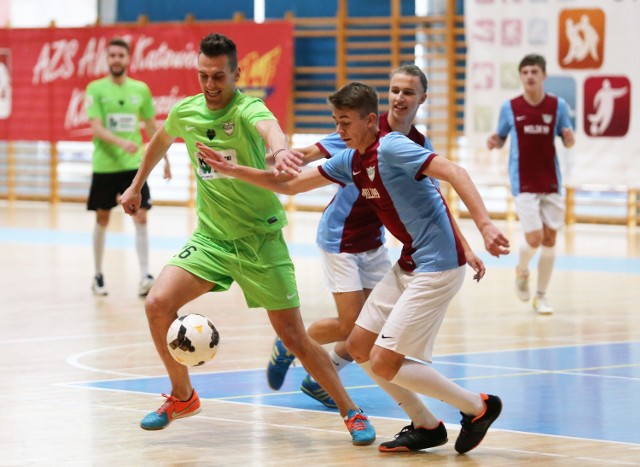 Arkadiusz Milik znów założył koszulkę katowickiego klubu i zagrał w towarzyskim meczu rozegranym w hali Akademii Wychowania Fizycznego w Katowicach.