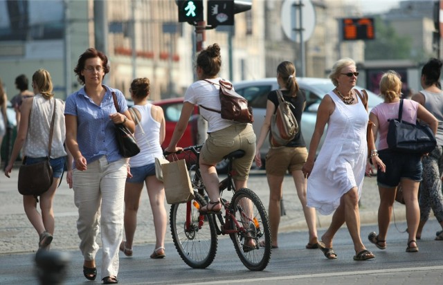 Wielu rowerzystów łamie przepisy drogowe i przejeżdża na rowerze przez pasy dla pieszych