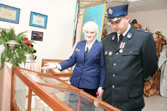 Danuta Czerwińska-Murawska, sekretarz OSP i Rafał Koprowski, były naczelnik straży zwiedzają wystawę. 