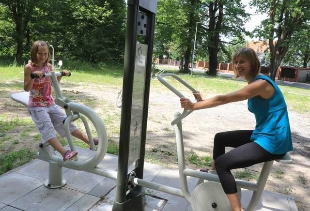 Przy siłowni zewnętrznej na ul. Rudackiej, gdzie właśnie ćwiczą Łucja Wierzbicka i jej córka Emilia, pojawią się dodatkowe urządzenia służące rekreacji