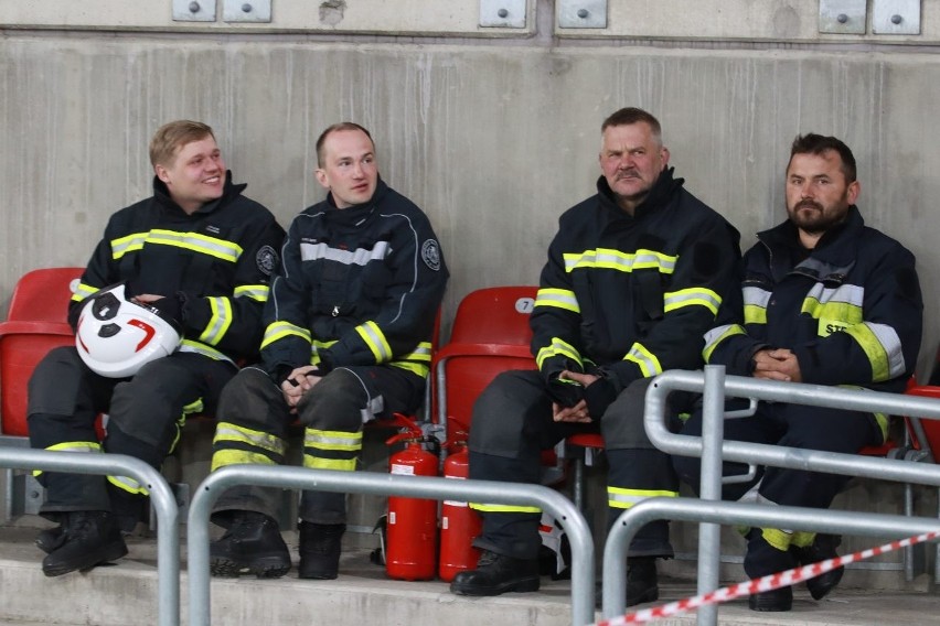 Czy ci panowie na służbie ugaszą pożar na Widzewie wywołany...