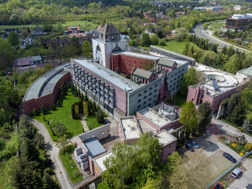 Kraków. Centrum Resurrectionis, Kościół Emaus - wybudowano w...