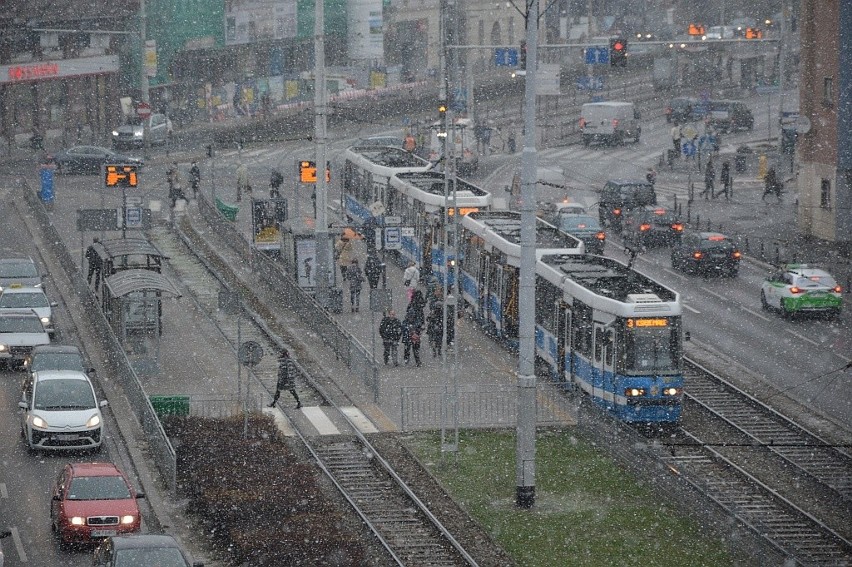 To jeszcze nie początek zimy, ale będzie bardzo ślisko. Synoptycy ostrzegają 