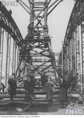 Budowa mostu im. Józefa Piłsudskiego na Wiśle. Most został...