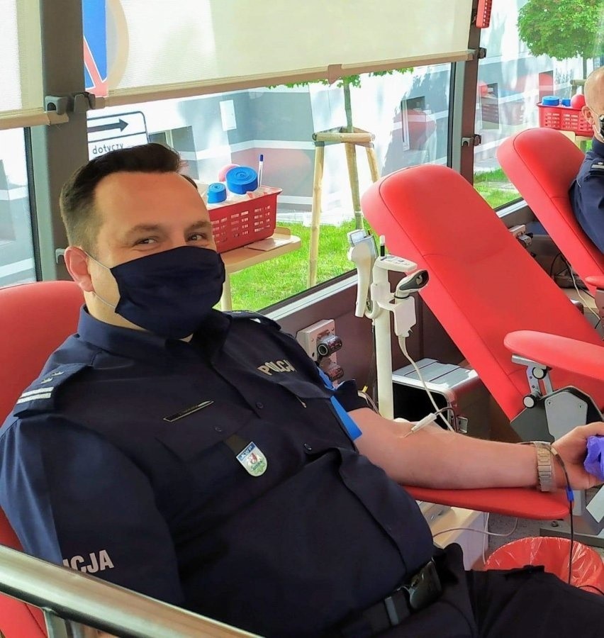 Podlascy policjanci oddali krew w Białymstoku, aby pomóc...