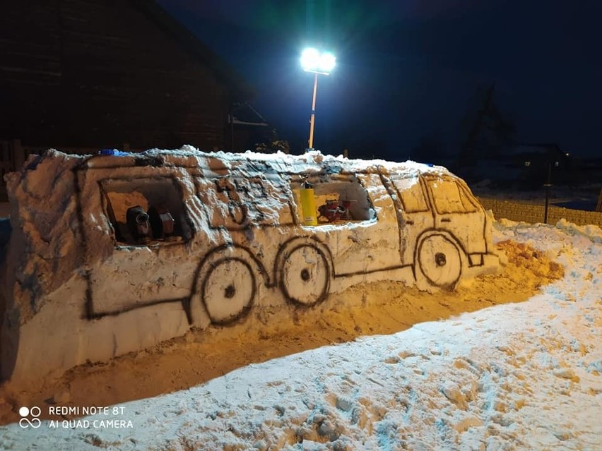 Strażacy ochotnicy z Gościeradowa zbudowali strażacki wóz... ze śniegu (ZDJĘCIA, WIDEO)