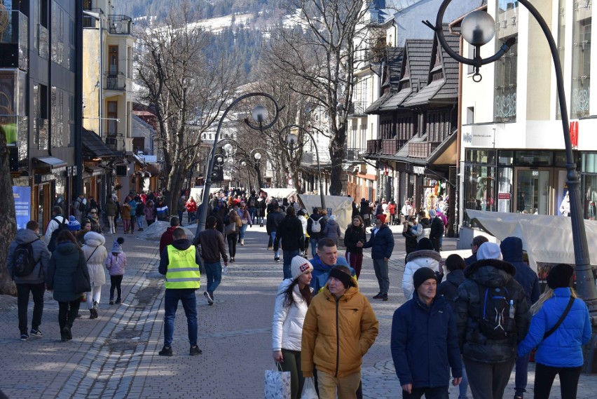 Zakopane. Krupówki wypełniły się spacerowiczami. Znak czasów: to nie tylko turyści, są też Ukraińcy, którzy uciekli przed wojną [ZDJĘCIA]