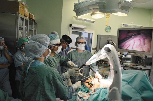Lekarze wykonali pierwszą operację laparoskopową w technologii 3D. Potrzebowali do tego nie tylko sprzętu, ale i specjalnych okularów do oglądania obrazu na monitorze.