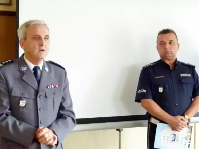 Asp. szt. Marek Nowakowski (po prawej) przyjął nominację od insp. Antoniego Stramka