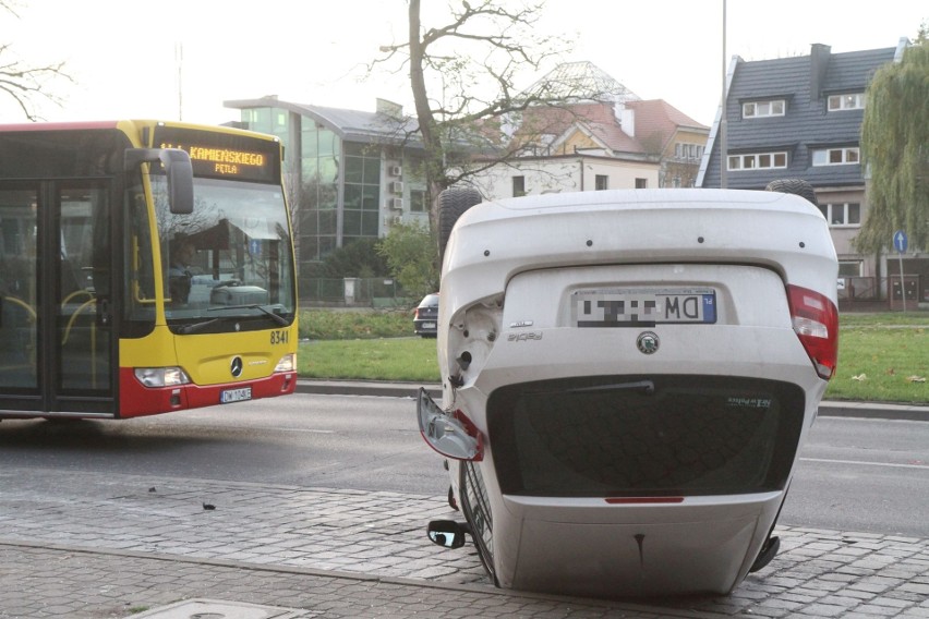 Wypadek na obwodnicy śródmiejskiej. Skoda dachowała