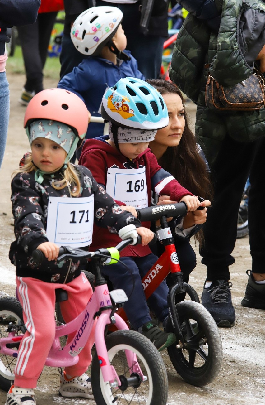 Na Motoarenie odbyły się dzisiaj wyścigi rowerowe. Na torze...