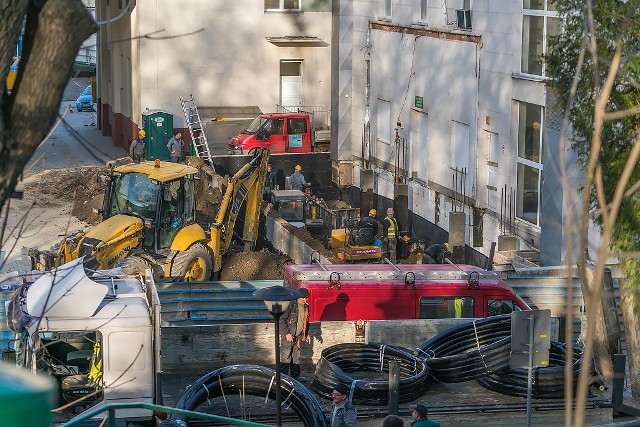 Prace przy remoncie sądeckiego Szpitalnego Oddziału Ratunkowego idą pełną parą. Pacjenci muszą pamiętać, że wejście zostało przeniesione. W czerwcu przebudowany oddział ma być gotowy.