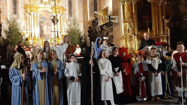 W niedzielę, 8 stycznia w opatowskiej kolegiacie świętego Marcina odbył się spektakl w wykonaniu dzieci, młodzieży oraz rodziców ze wspólnot parafialnych.