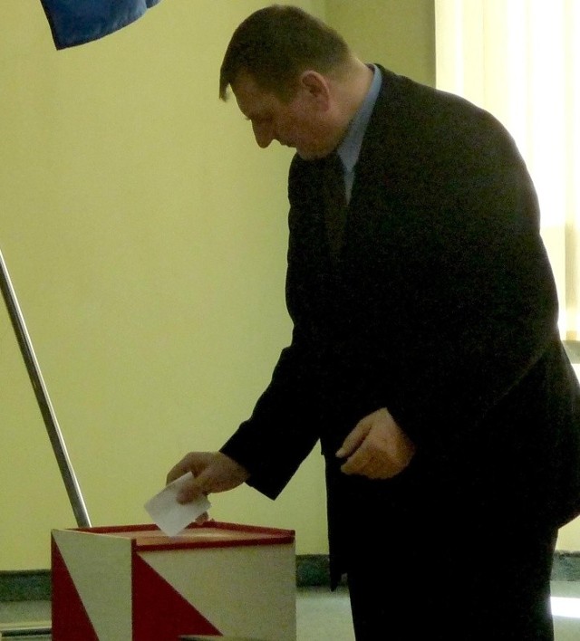 Głosuje Jan Kosiela członek będącego w opozycji Polskiego Stronnictwa Ludowego.