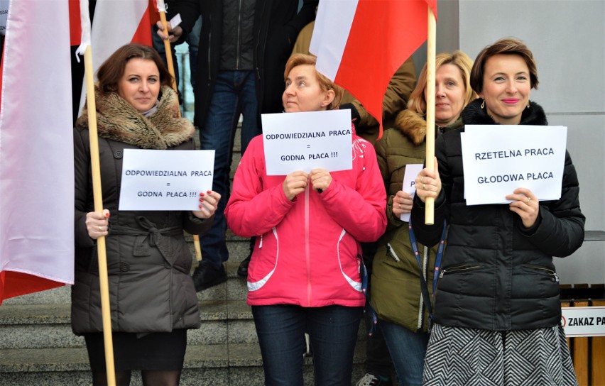 Nowy Sącz. Pracownicy Sądu Rejonowego przyłączają się do ogólnopolskiego protestu. Domagają się podwyżki płac