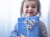 Prezent na Dzień Dziecka nie musi być drogi. Najważniejsze, aby wywołał uśmiech. Oto, co możesz kupić w Pepco, Biedronce i Lidlu już dzisiaj