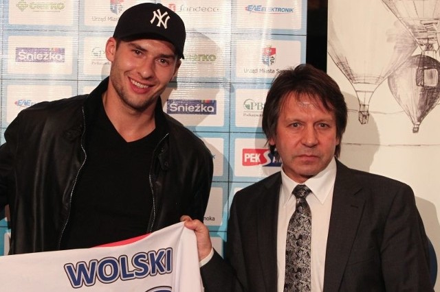 - Po przyjeździe Wojtka Wolskiego mieliśmy kilka chwil jako hokej, klub i miasto, gdy wszyscy o nas mówili i pokazywali nas - twierdzi prezes Piotr Krysiak (z prawej).