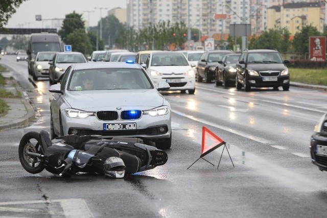 34-letni motorowerzysta trafił w czwartek do szpitala po tym, jak na skrzyżowaniu Szosy Lubickiej i ulicy Rydygiera w Toruniu zderzył się z mercedesem.Zobacz także: Wypadek na A1 w Pikutkowie [ZDJĘCIA] Autostrada A1 w kierunku Gdańska zablokowana! Wypadek 17.05 węzeł Włocławek Zachód34-letni motorowerzysta trafił w czwartek do szpitala po tym, jak na skrzyżowaniu Szosy Lubickiej i ulicy Rydygiera w Toruniu zderzył się z mercedesem.Kilka minut po godzinie 13 kierujący jednośladem jechał Szosą Lubicką w stronę centrum miasta. Tą samą ulicą, ale w drugim kierunku poruszał się mercedes. Jego kierowca w czasie skręcania w lewo w ulicę Rydygiera uderzył w motorowerzystę, który trafił do szpitala.Polecamy: Co może policjant, a czego nie? Sprawdź, czy znasz swoje prawaNa razie nie wiadomo, czy zdarzenie to zostanie zakwalifikowane jako kolizja czy wypadek. Zależeć to będzie od tego, jakie obrażenia odniósł motorowerzysta.- Uczestnicy zdarzenia byli trzeźwi – mówi Wojciech Chrostowski z toruńskiej policji. Jeździliśmy policyjnym BMW serii 3. Zobaczcie, jak przyspiesza! [WIDEO]NowosciTorun