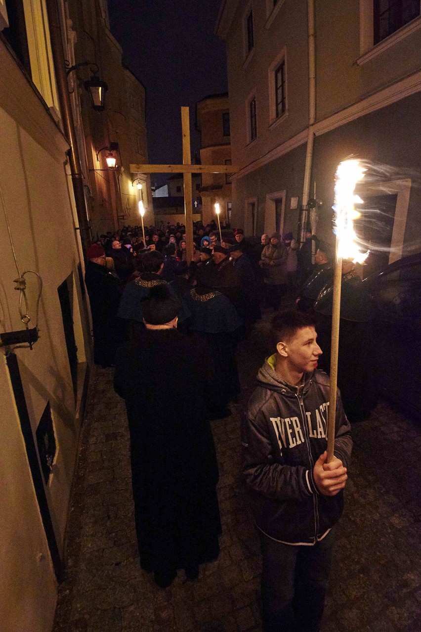 Procesja drogi krzyżowej po Starym Mieście w Lublinie (ZDJĘCIA)