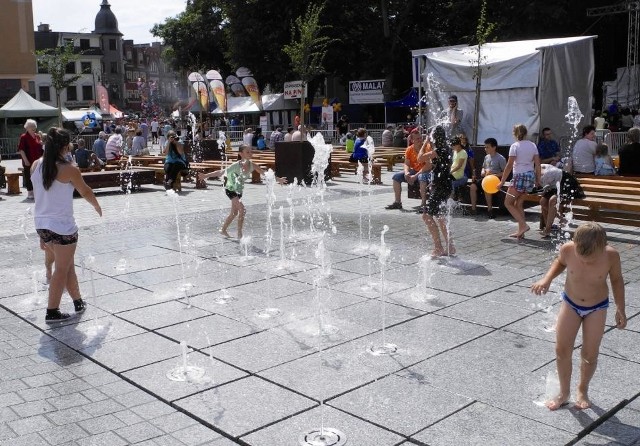 Fontanna na placu Pokoju wzbudza zachwyt mieszkańców.