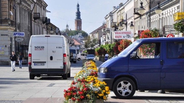 Przez deptak przejeżdża nawet kilka samochodów na minutę.