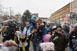 Gorlice. Świąteczny Jarmark na rynku. Są stroiki, bombki, domowy chleb i wędlina, korzenna herbata, prezenty. Św. Mikołaj przywiózł śnieg