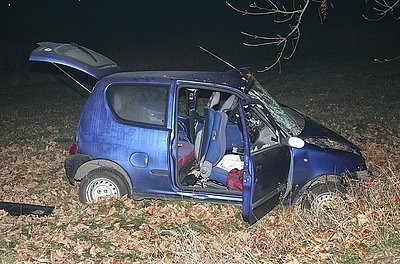 Śmiertelny wypadek w Sączowie. Kierowca uderzył w drzewo. Zginął na miejscu [ZDJĘCIA]